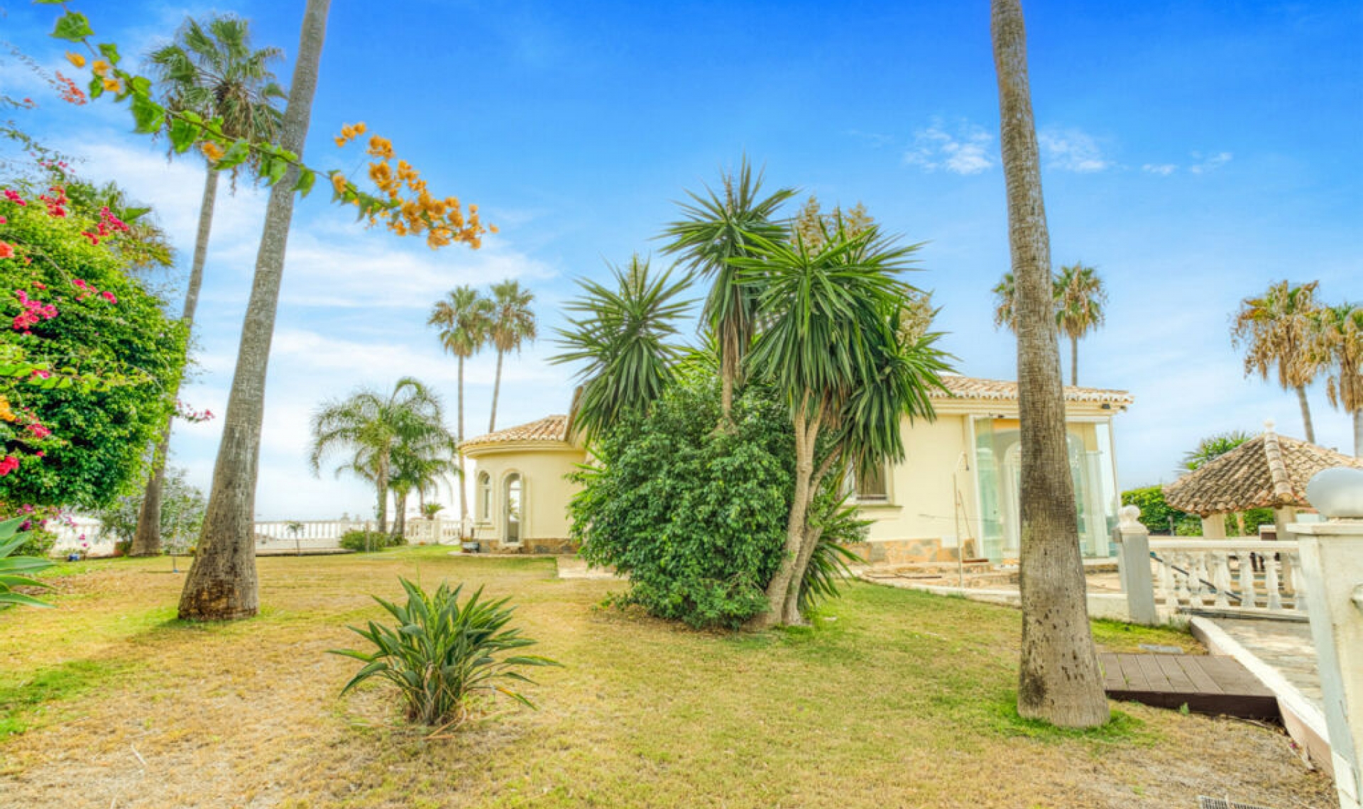 Resale - House -
El Chaparral