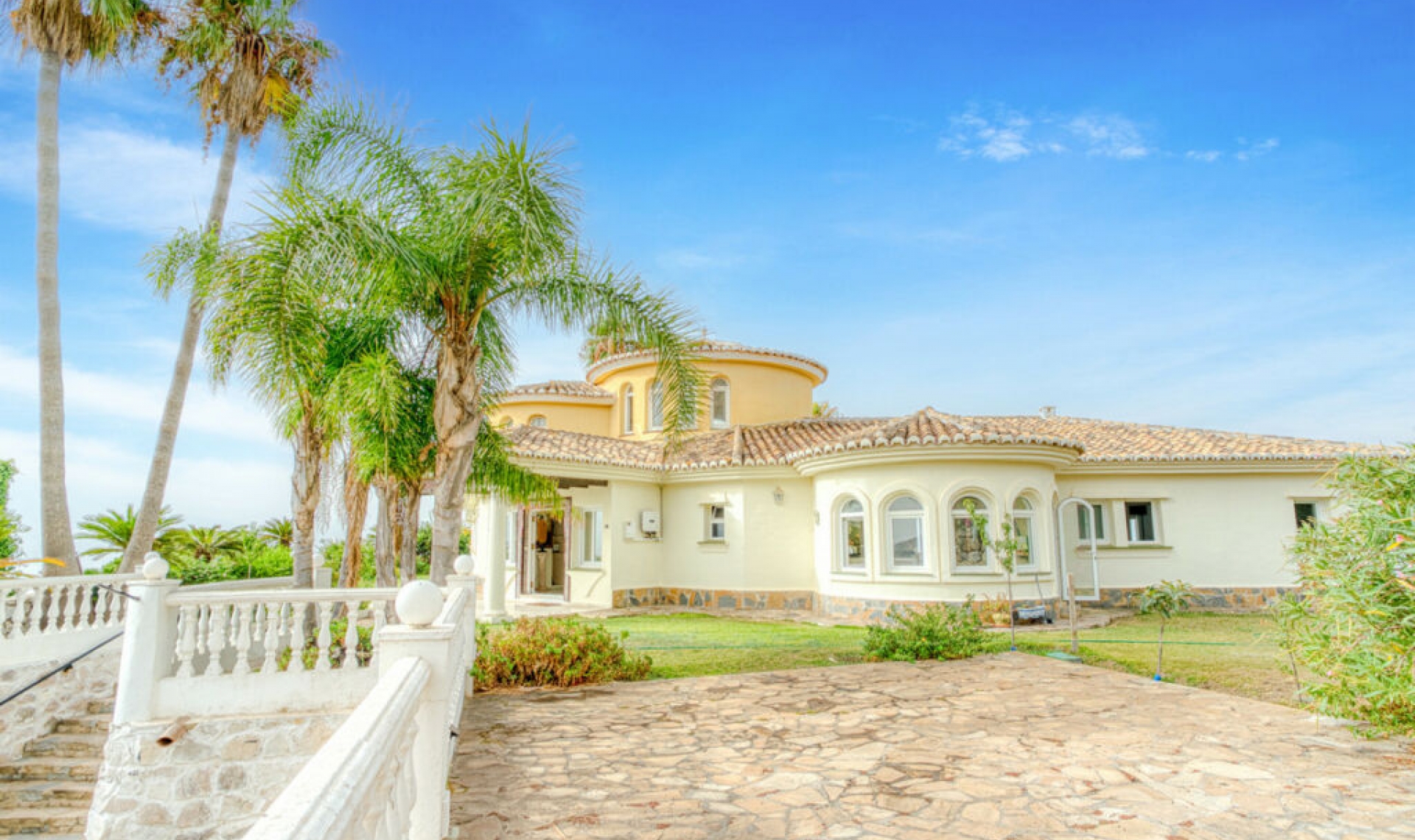 Resale - House -
El Chaparral