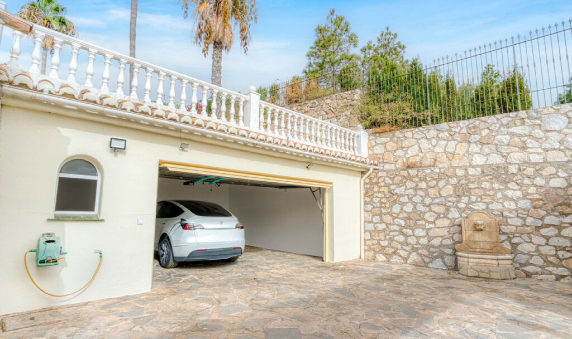 Resale - House -
El Chaparral