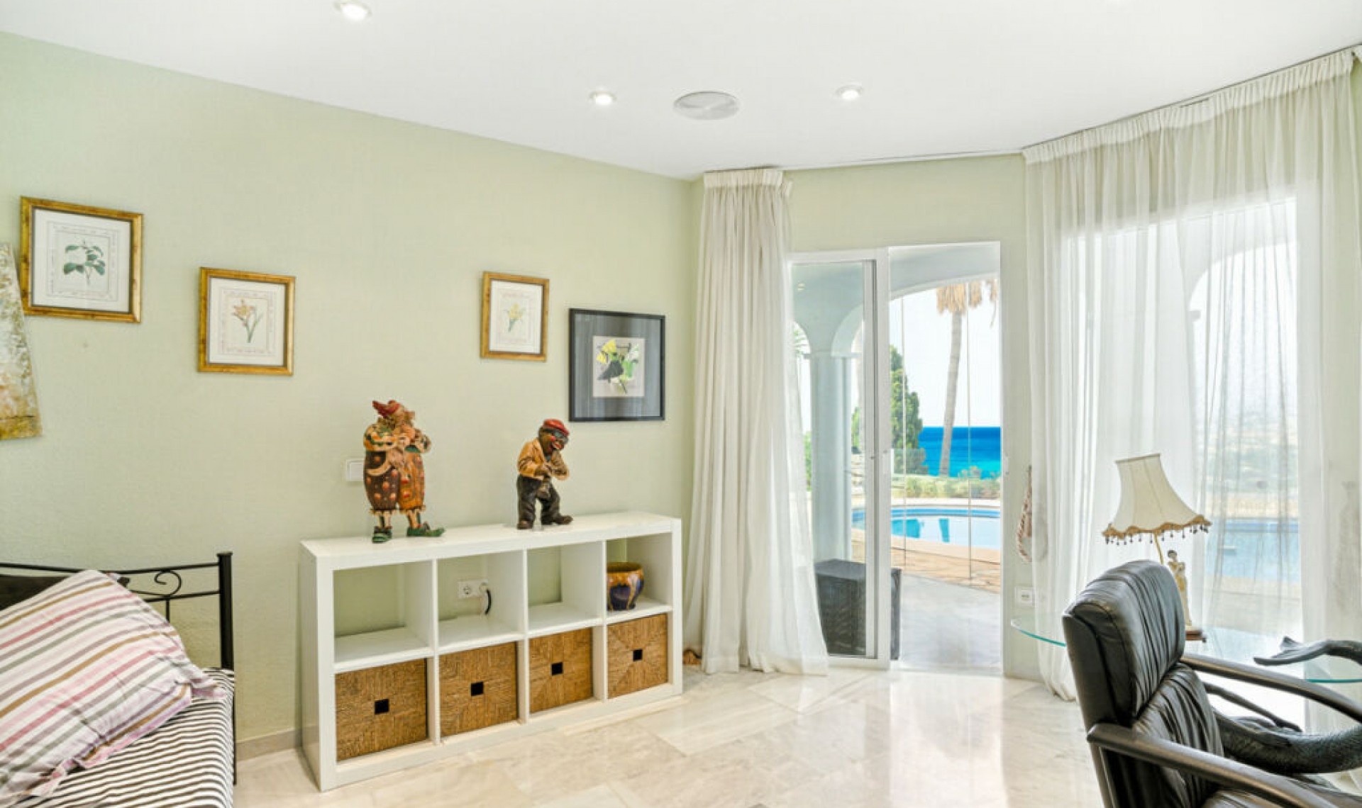 Resale - House -
El Chaparral