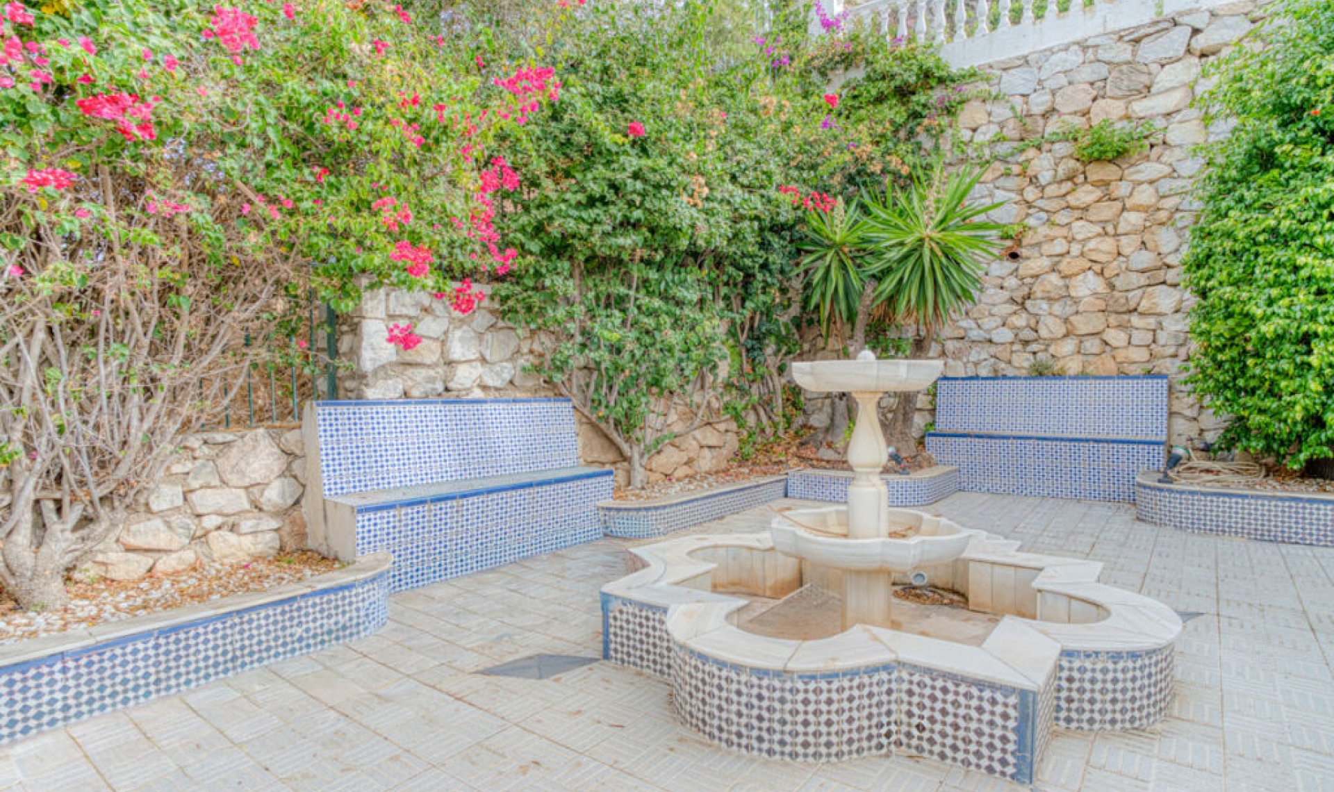 Resale - House -
El Chaparral