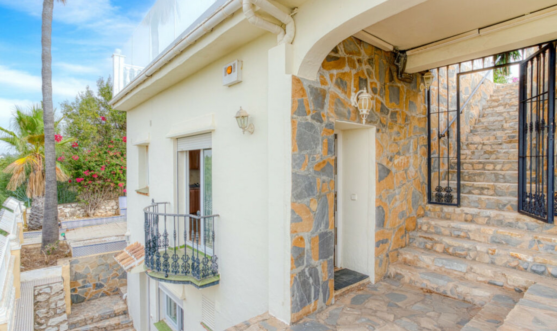 Resale - House -
El Chaparral