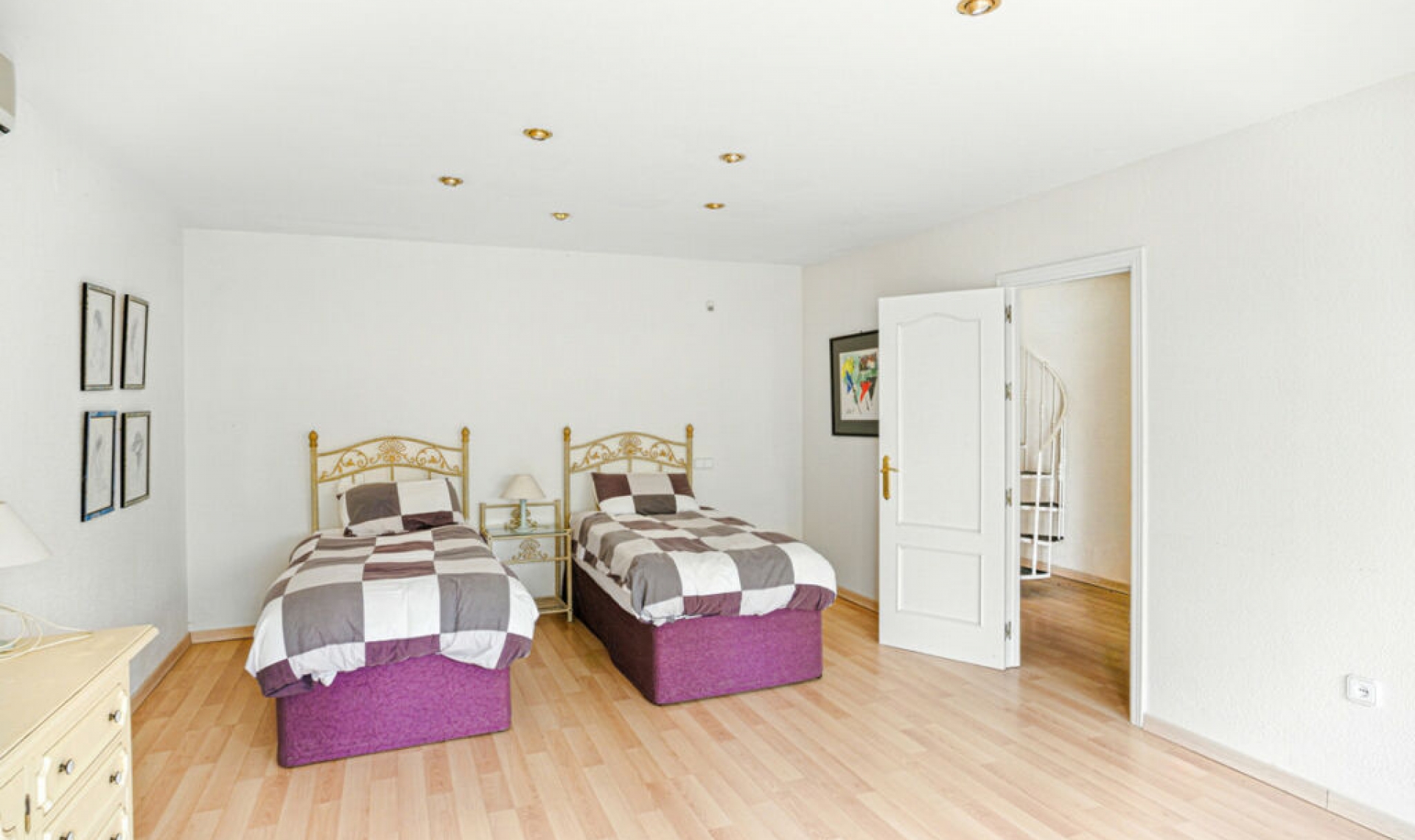 Resale - House -
El Chaparral