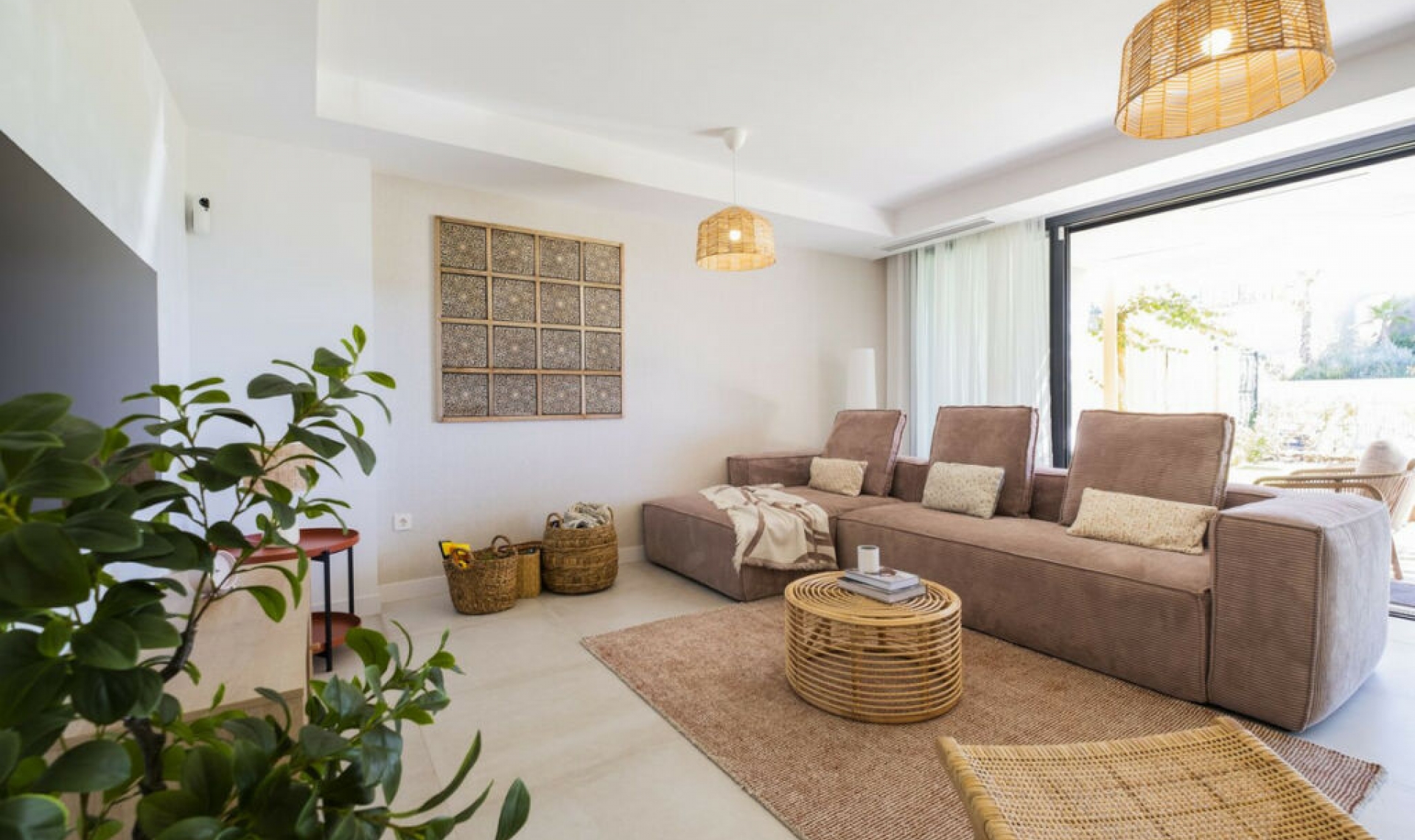 Resale - House -
El Chaparral