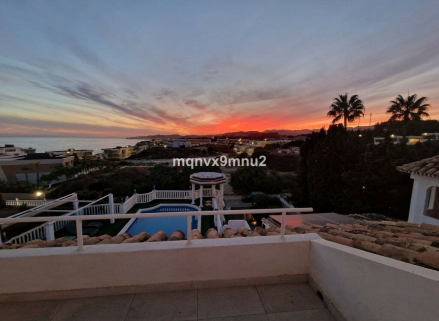 Resale - House -
El Chaparral