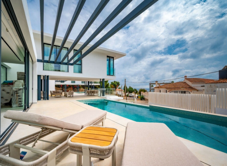 Resale - House -
El Chaparral