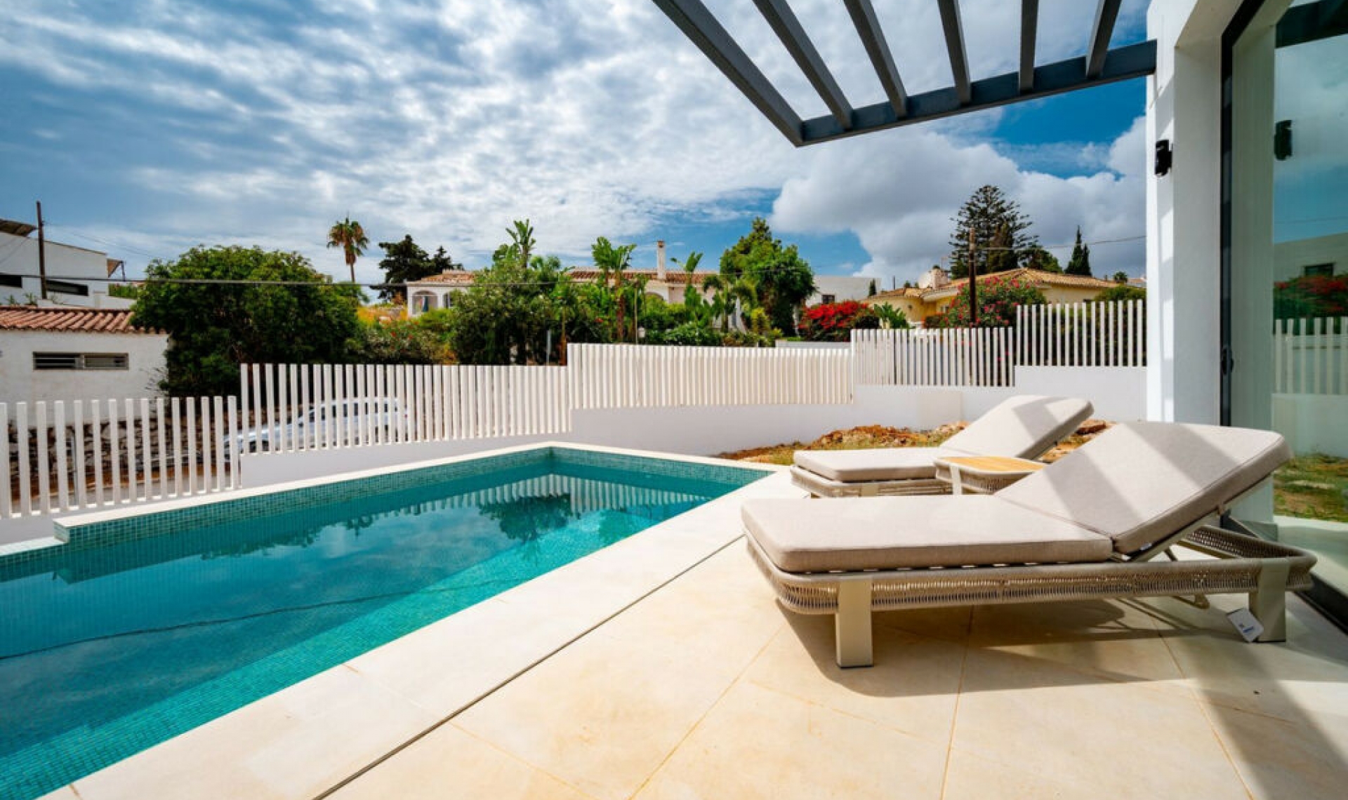 Resale - House -
El Chaparral