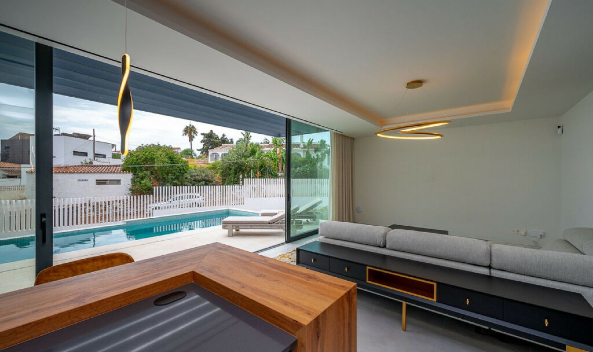 Resale - House -
El Chaparral