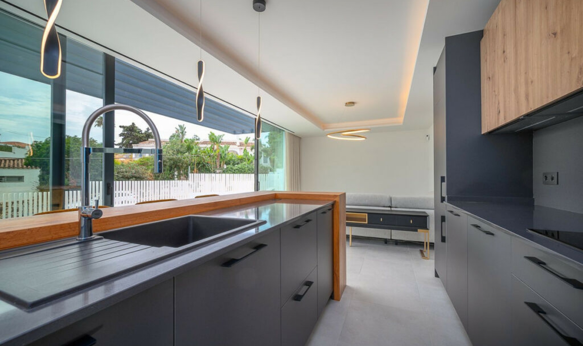 Resale - House -
El Chaparral