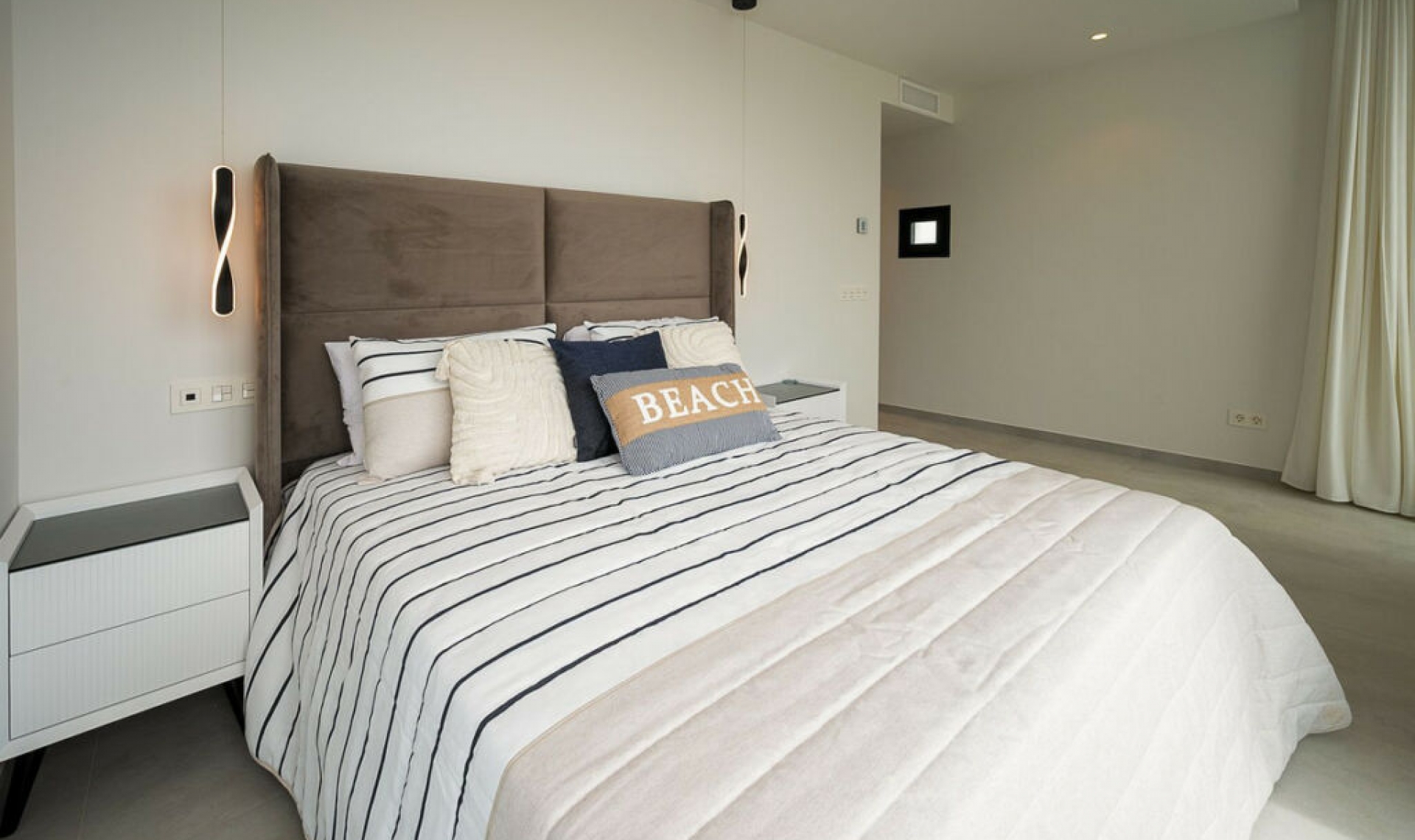 Resale - House -
El Chaparral