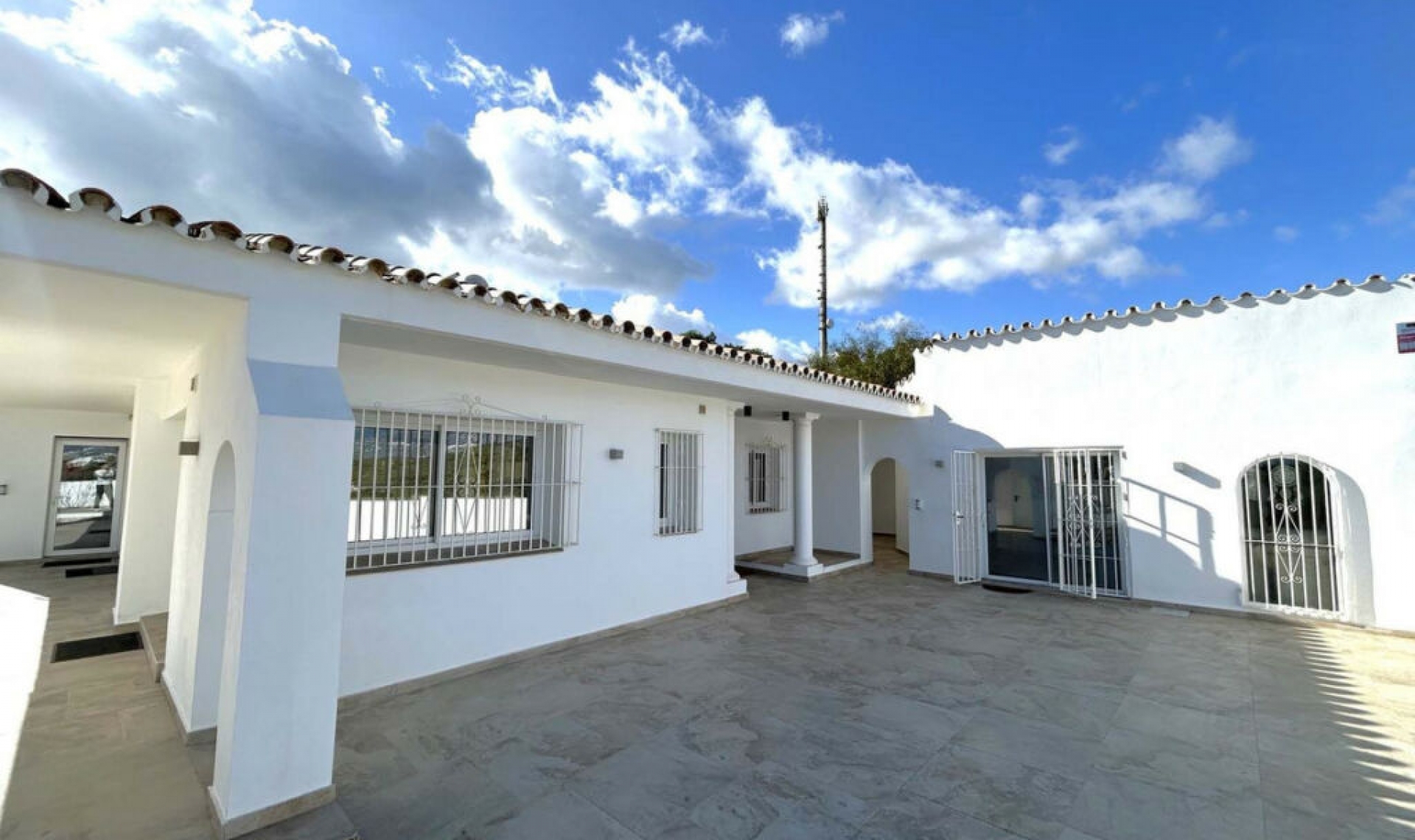 Resale - House -
El Faro