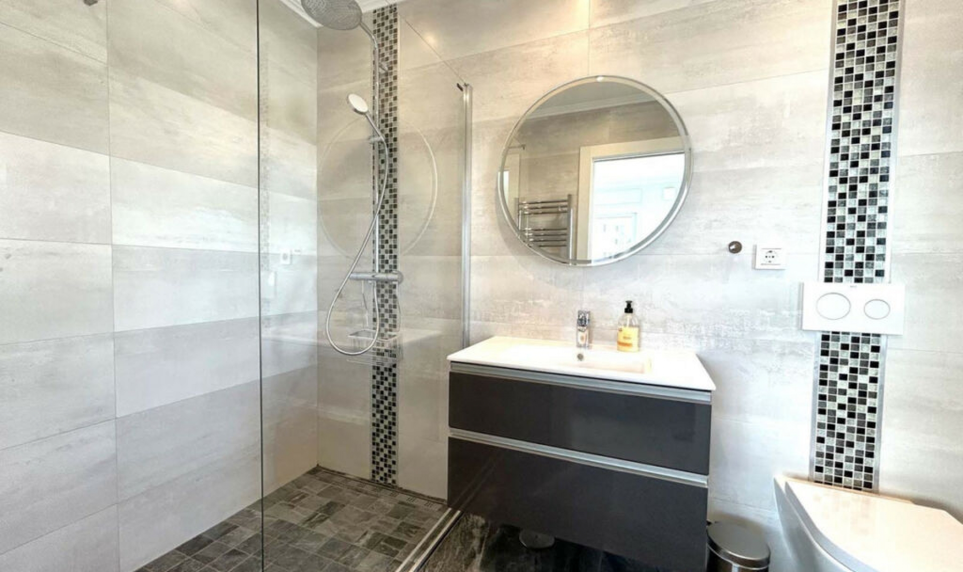 Resale - House -
El Faro