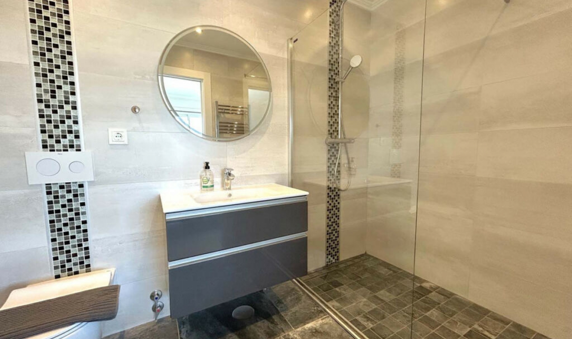 Resale - House -
El Faro