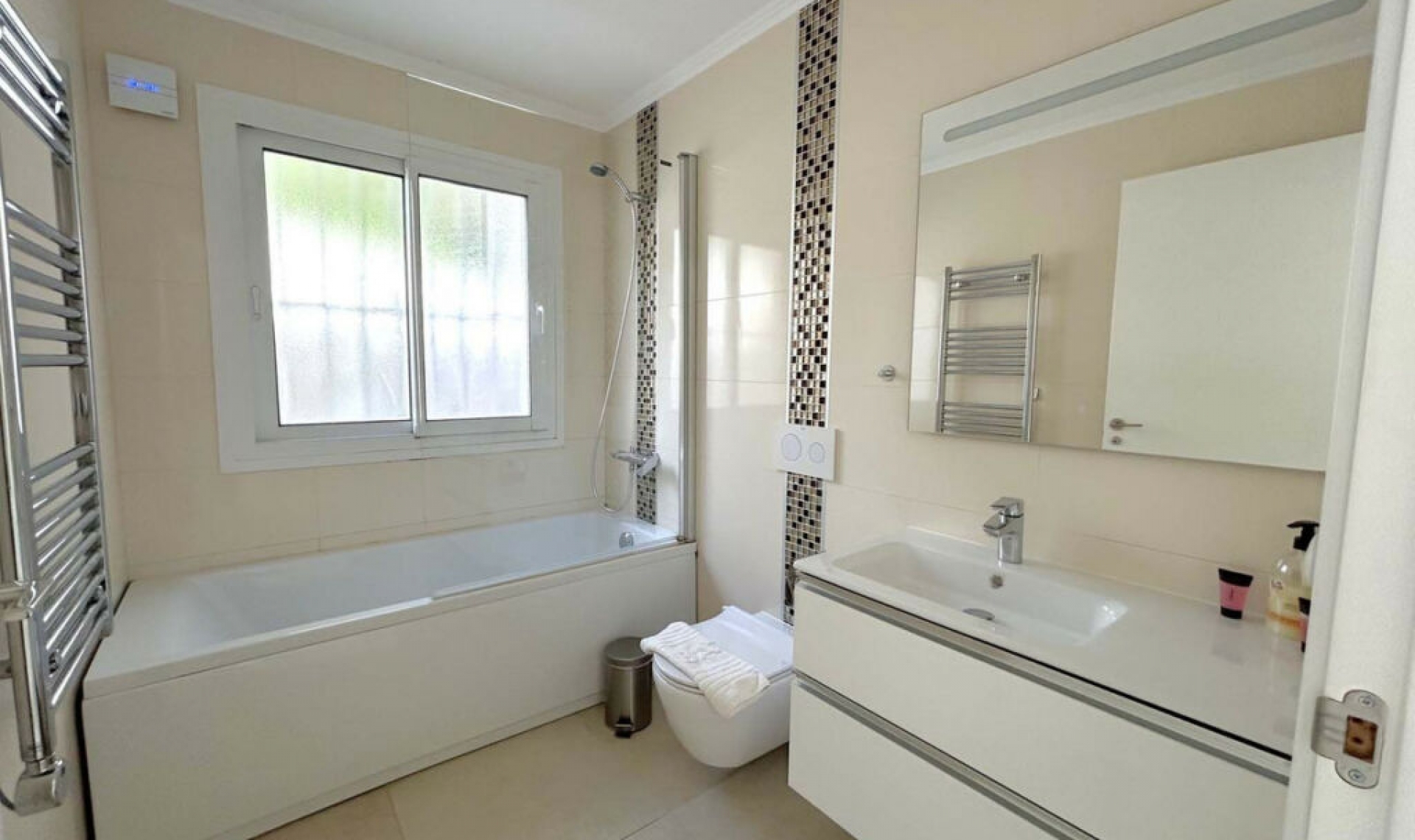 Resale - House -
El Faro