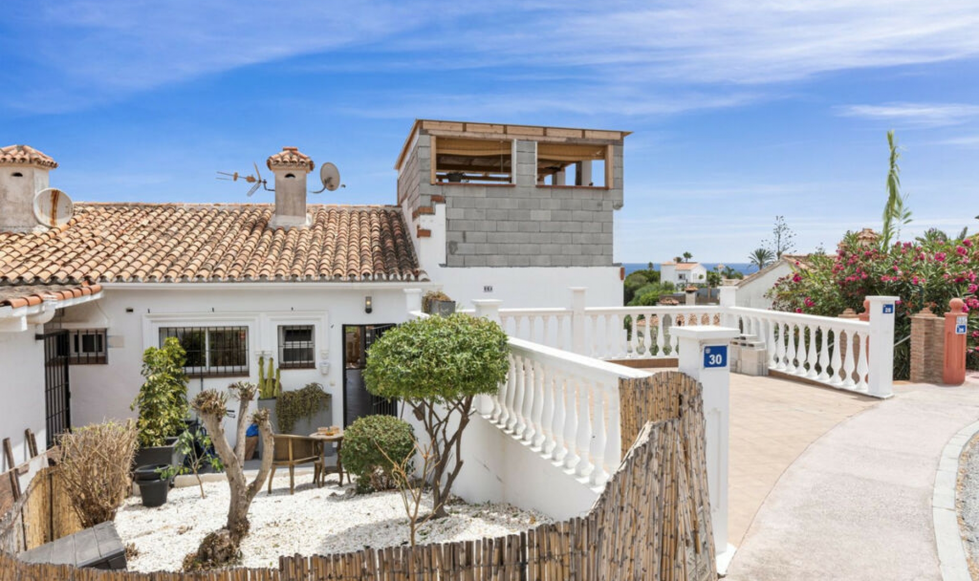 Resale - House -
El Faro