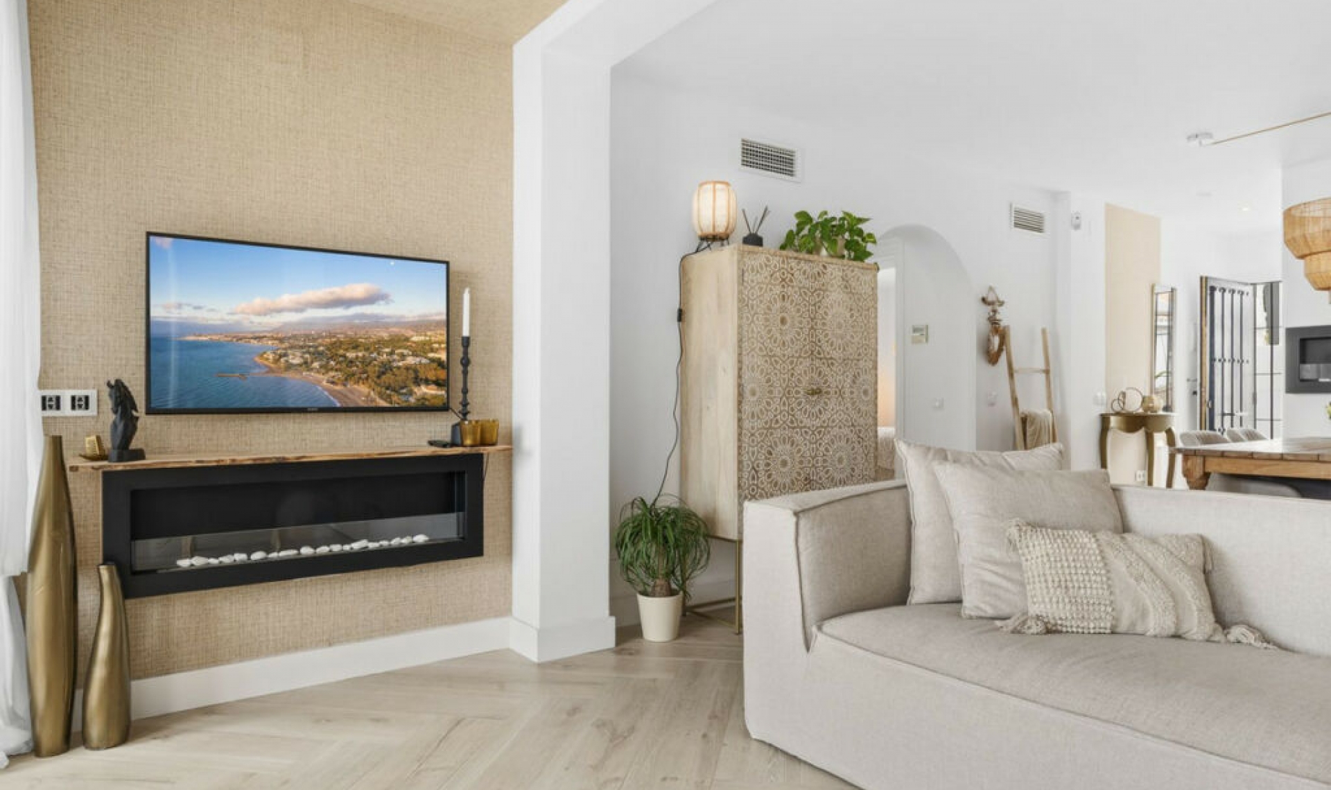 Resale - House -
El Faro