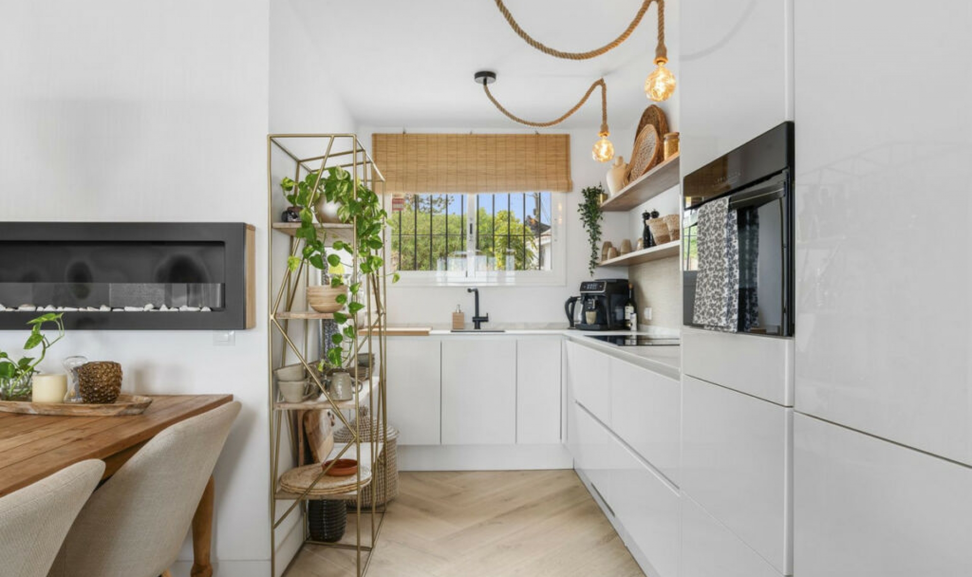 Resale - House -
El Faro