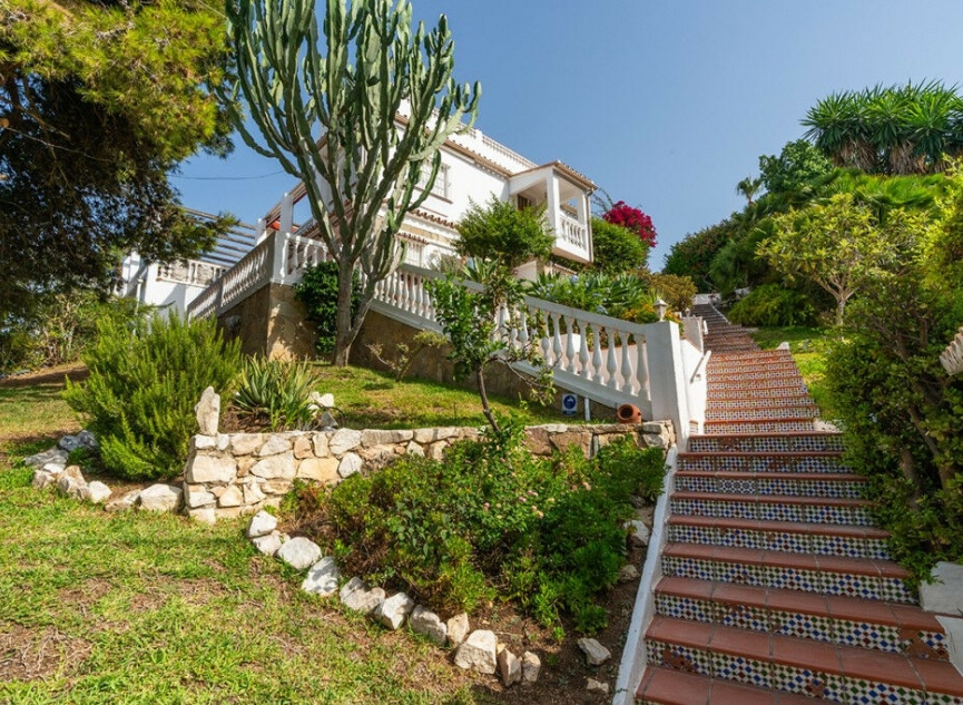 Resale - House -
El Faro