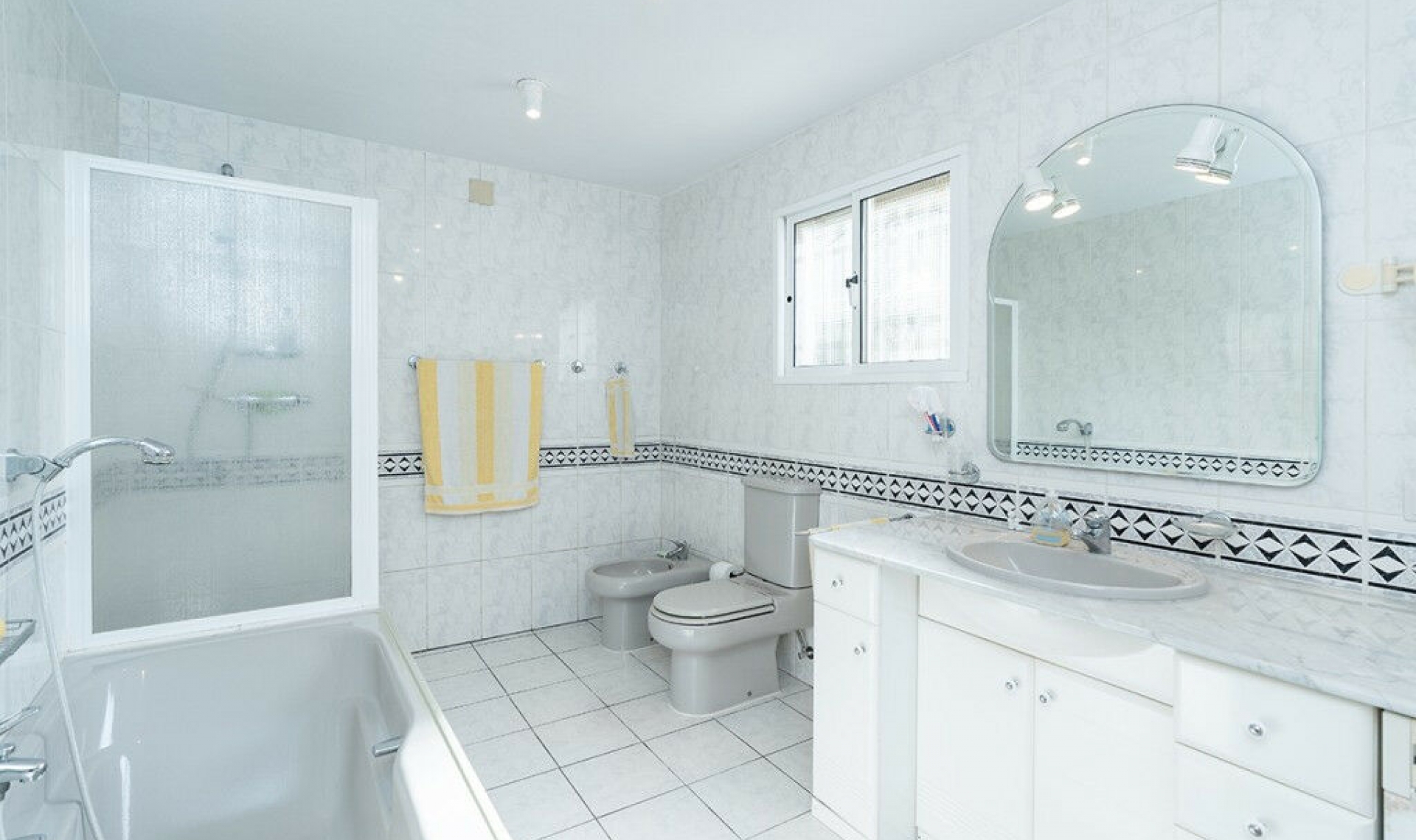 Resale - House -
El Faro