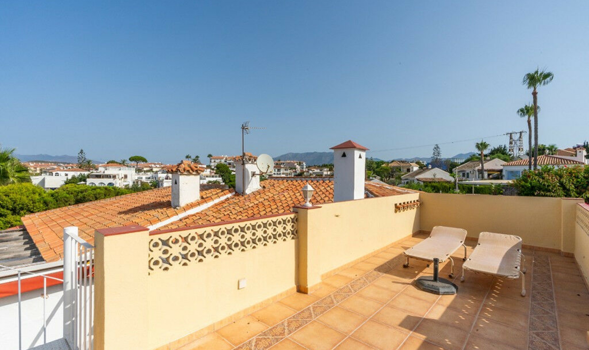 Resale - House -
El Faro