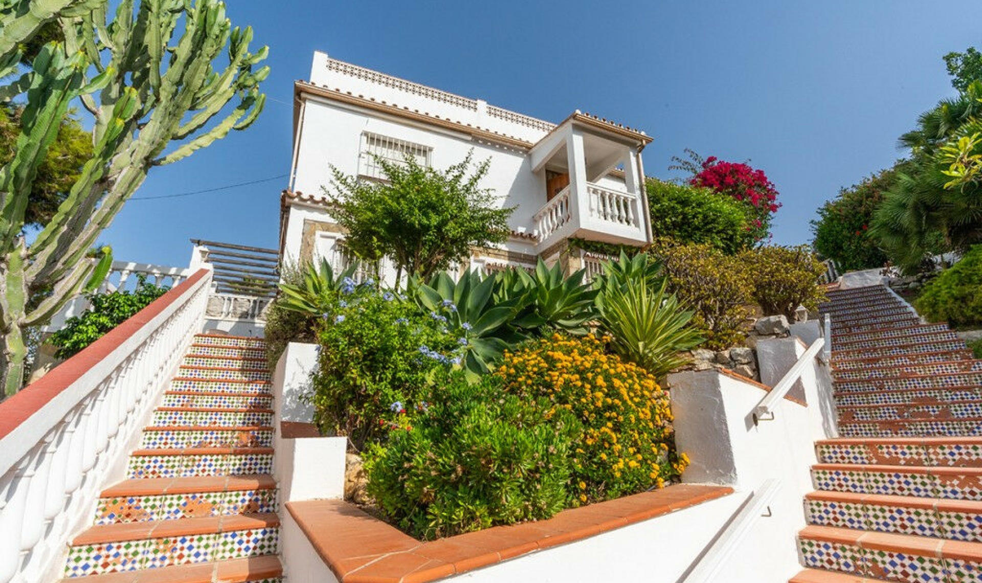 Resale - House -
El Faro