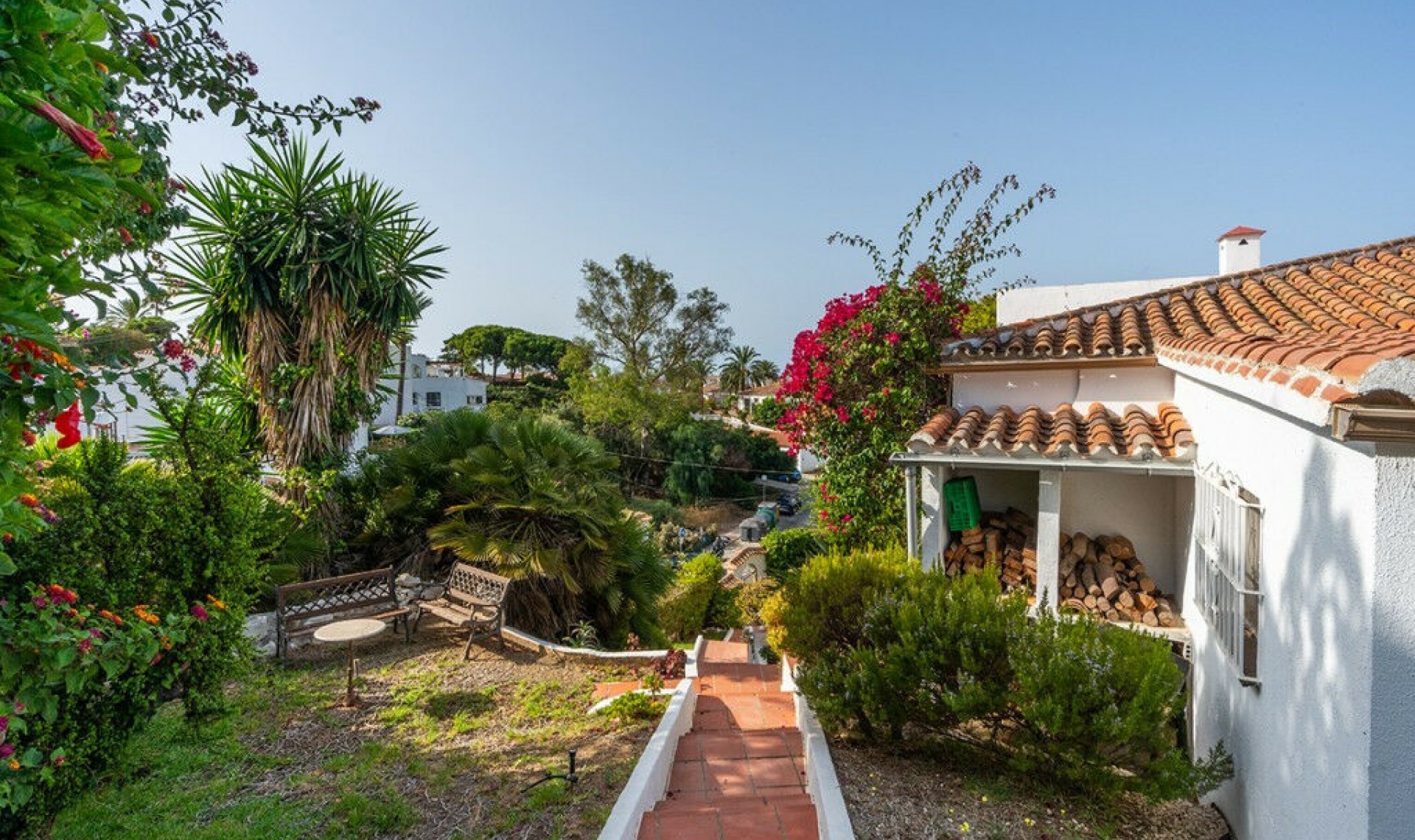 Resale - House -
El Faro