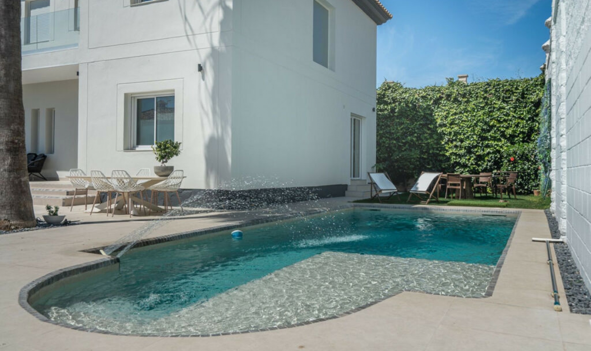 Resale - House -
El Faro