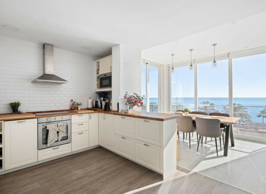 Resale - House -
El Faro