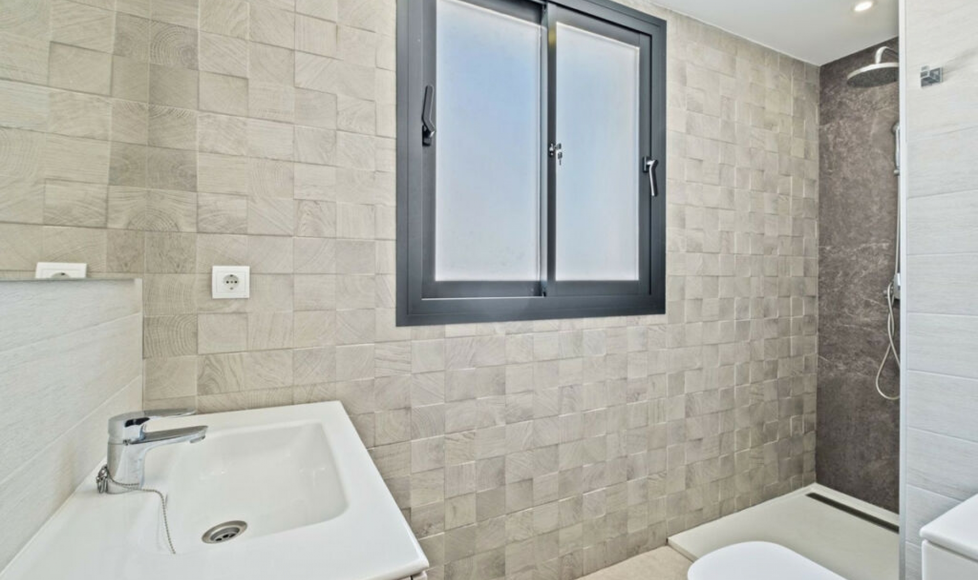 Resale - House -
El Faro