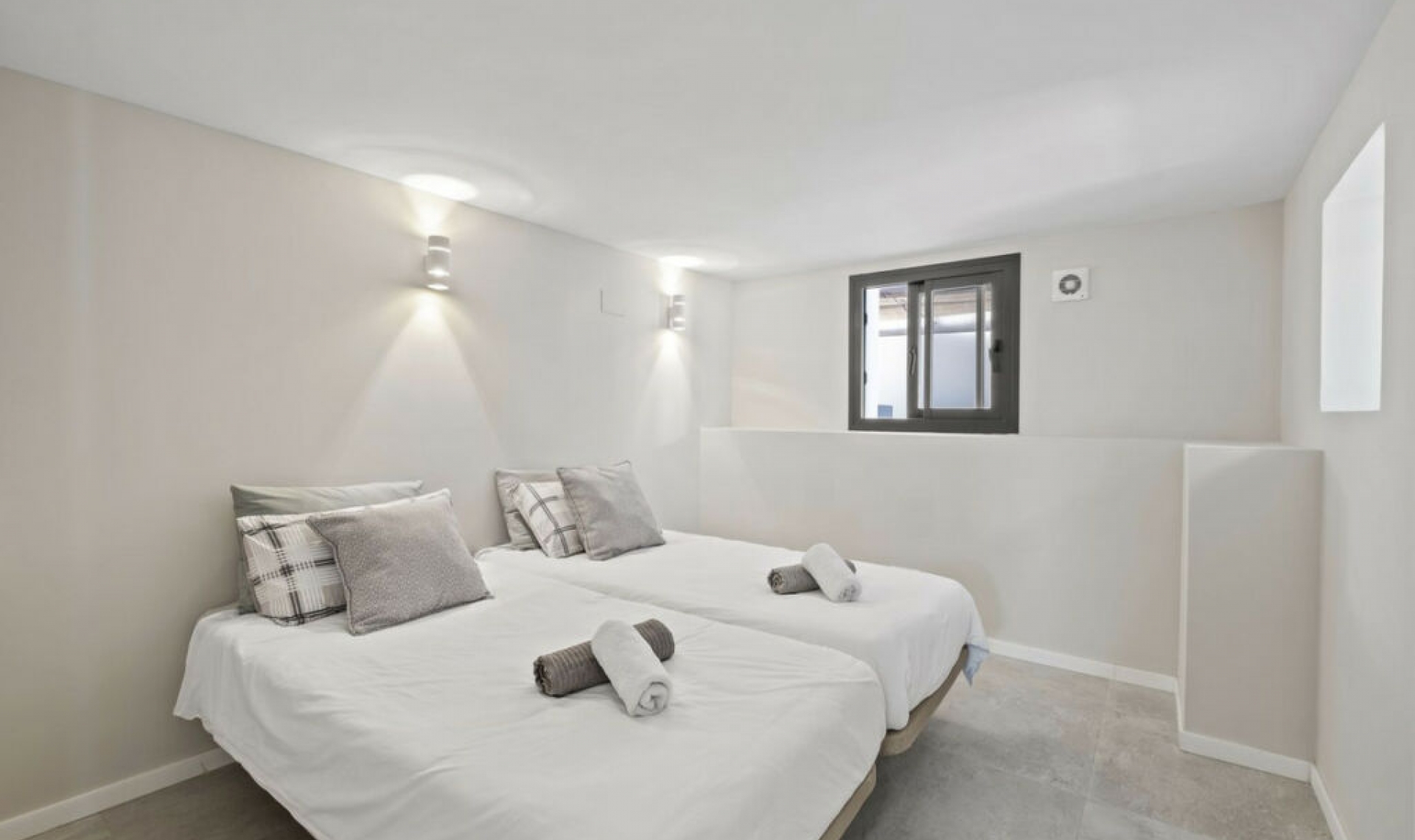 Resale - House -
El Faro