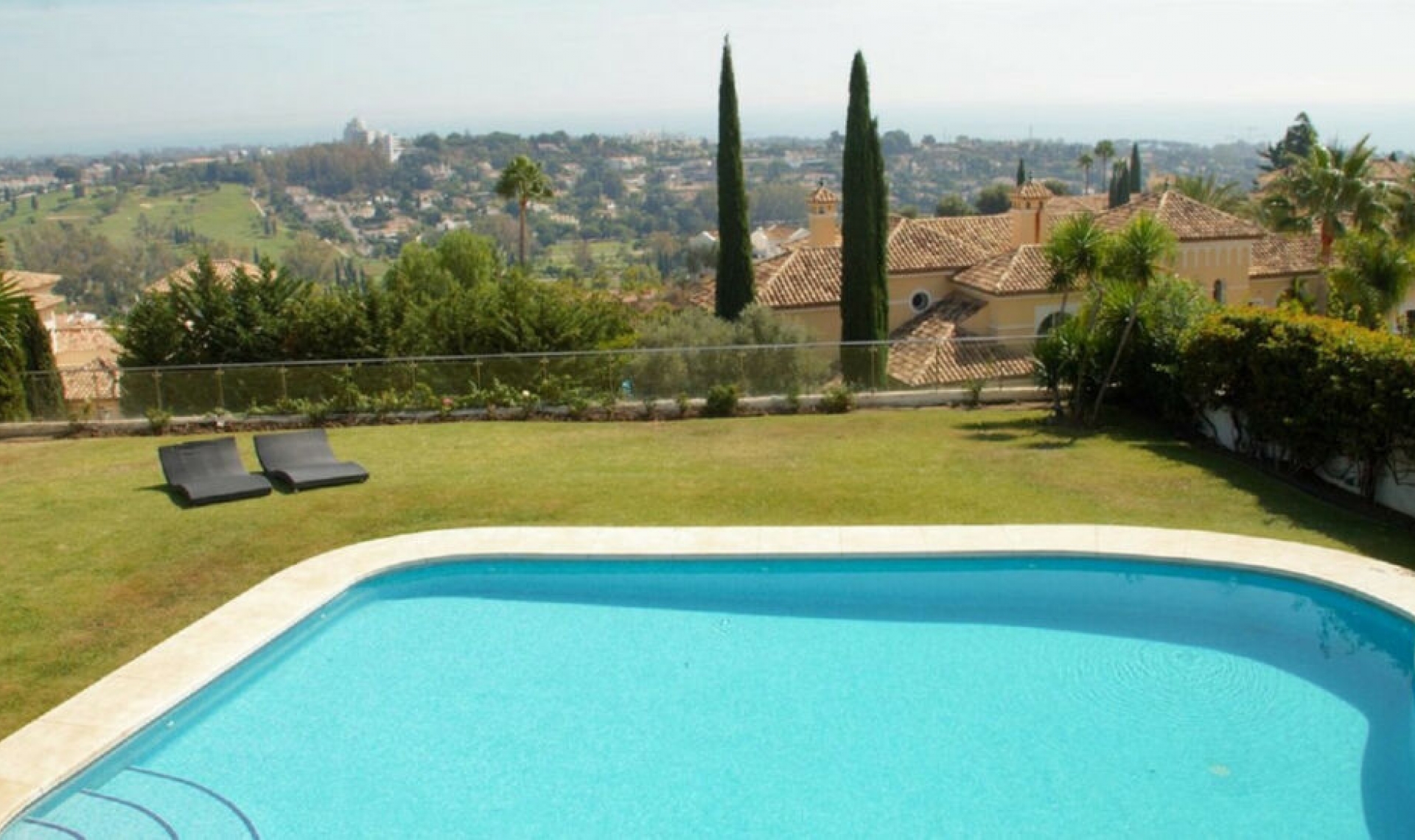 Resale - House -
El Paraiso