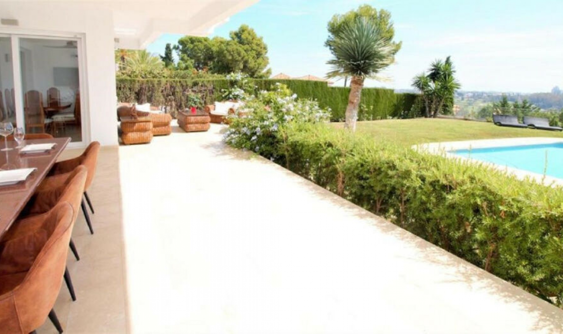 Resale - House -
El Paraiso