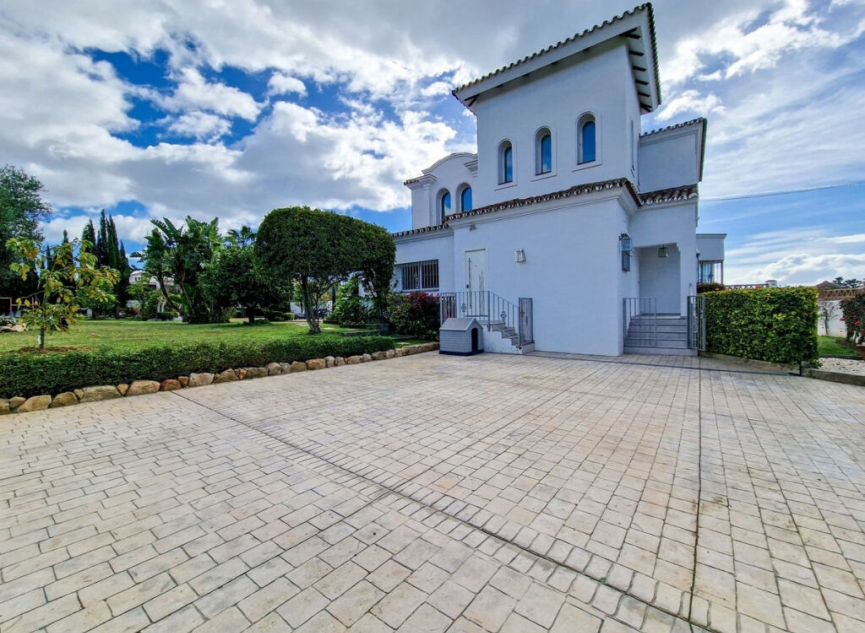 Resale - House -
El Paraiso