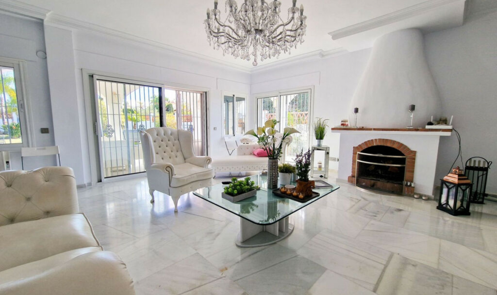 Resale - House -
El Paraiso