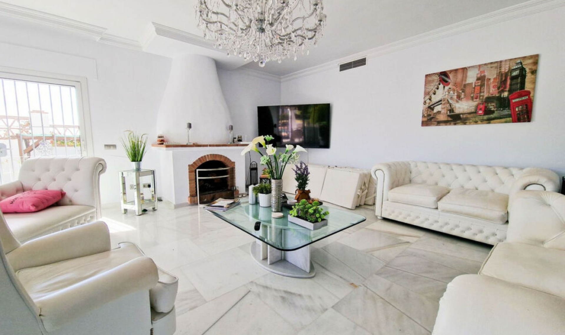 Resale - House -
El Paraiso