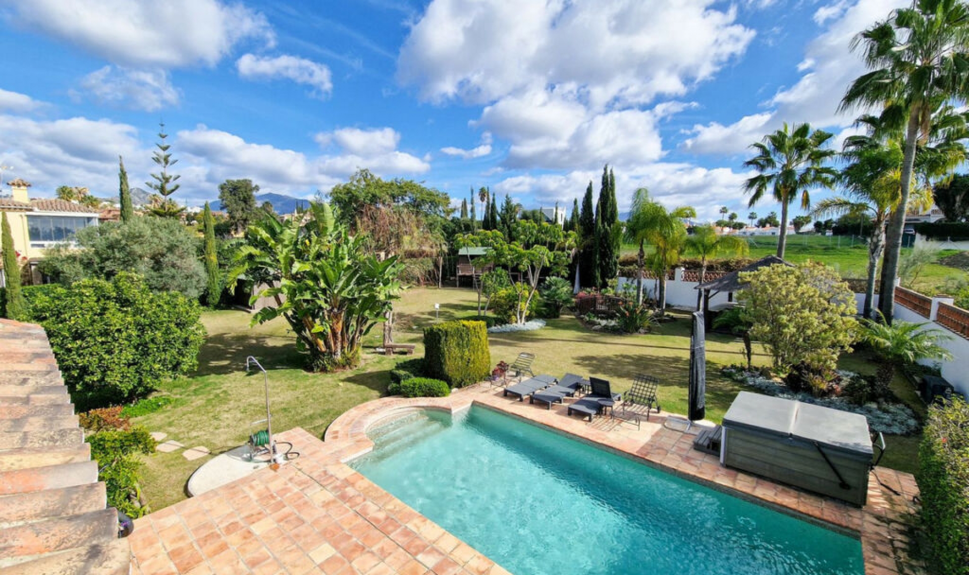 Resale - House -
El Paraiso