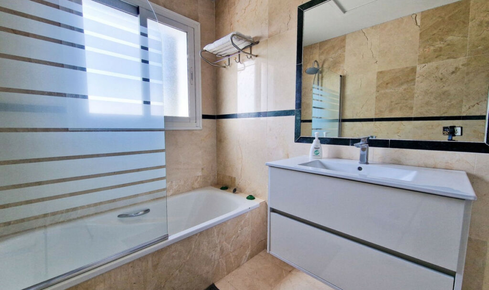 Resale - House -
El Paraiso