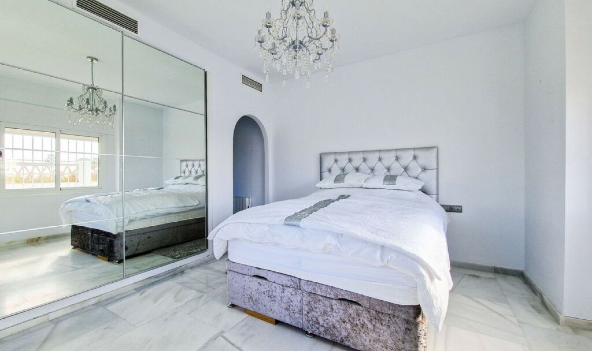 Resale - House -
El Paraiso