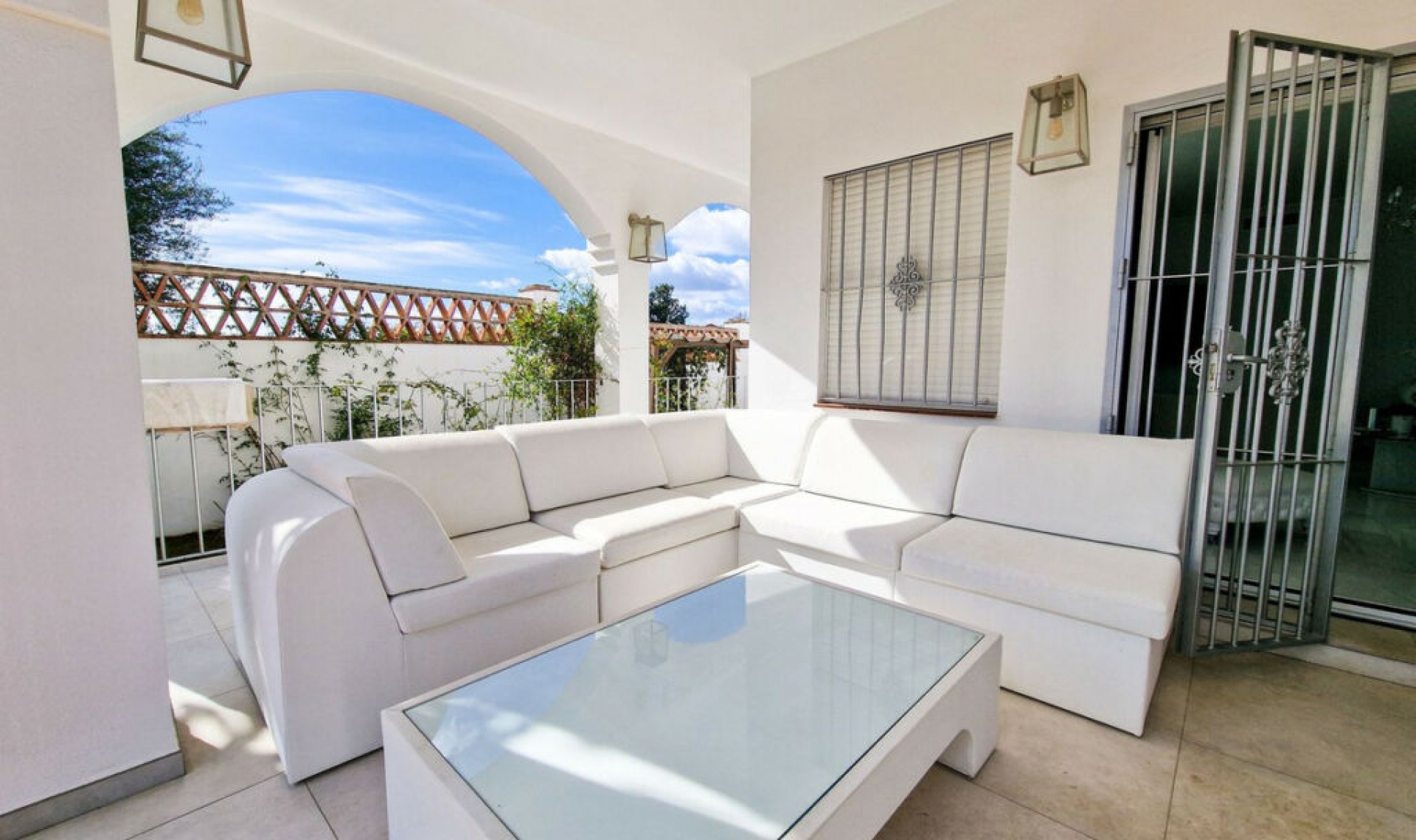 Resale - House -
El Paraiso