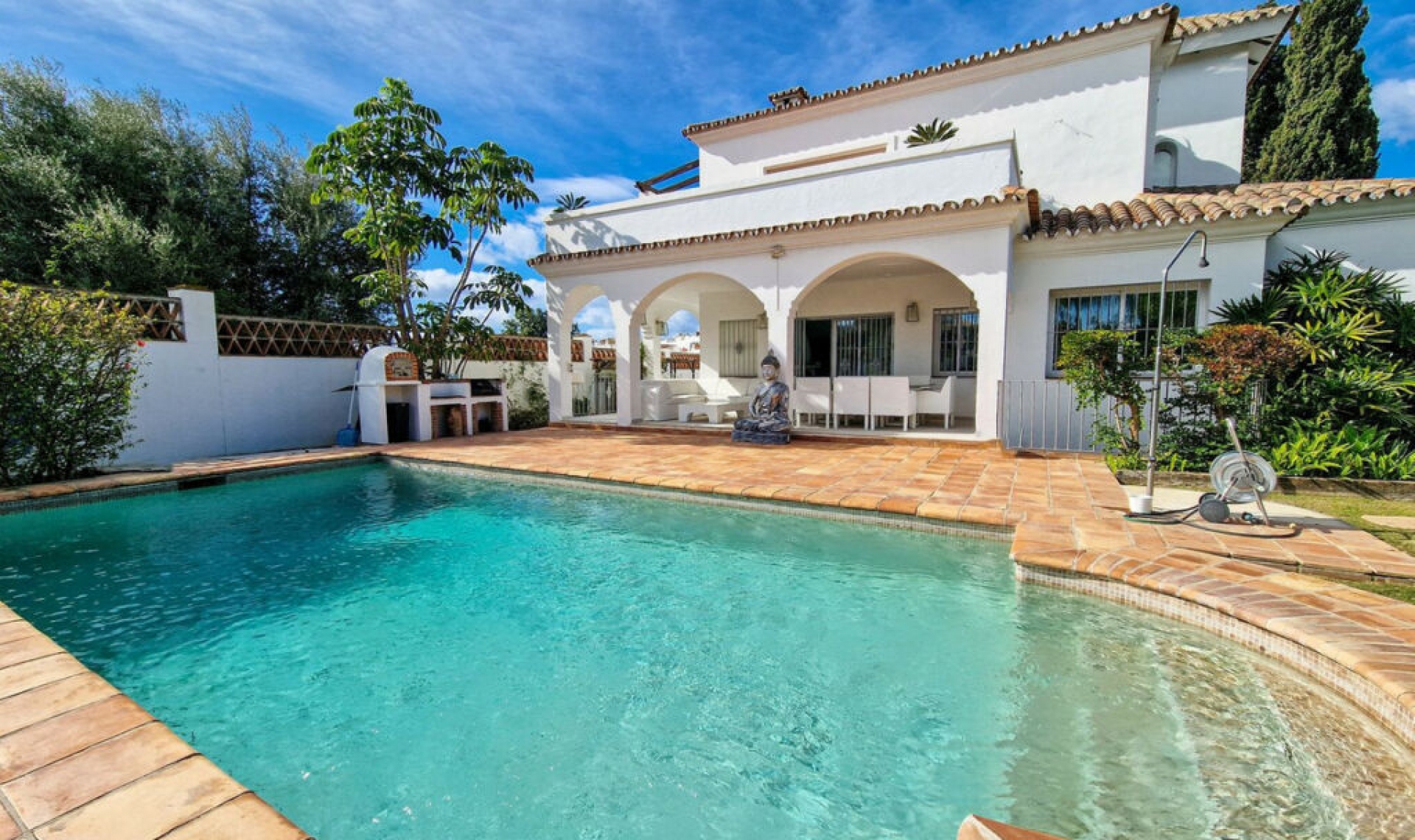 Resale - House -
El Paraiso