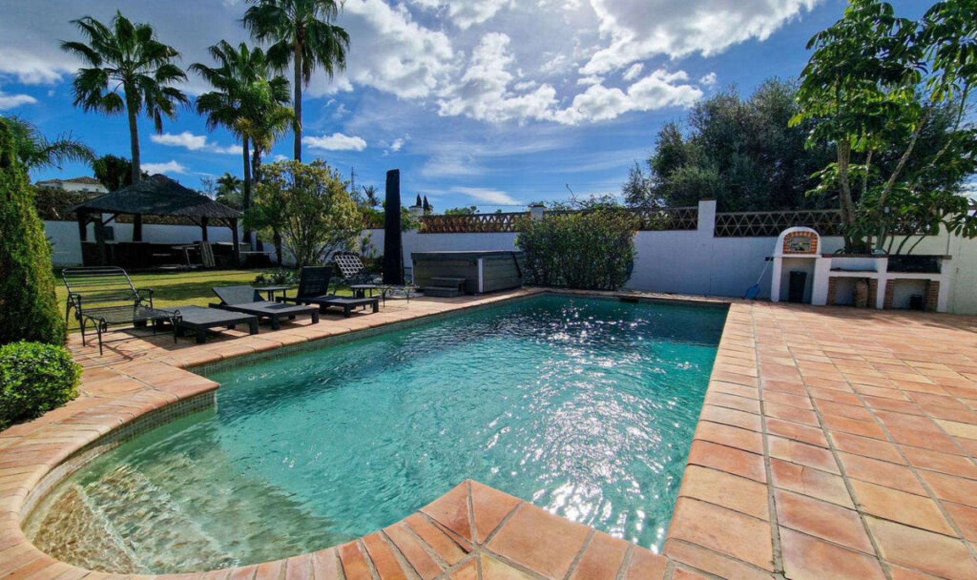 Resale - House -
El Paraiso