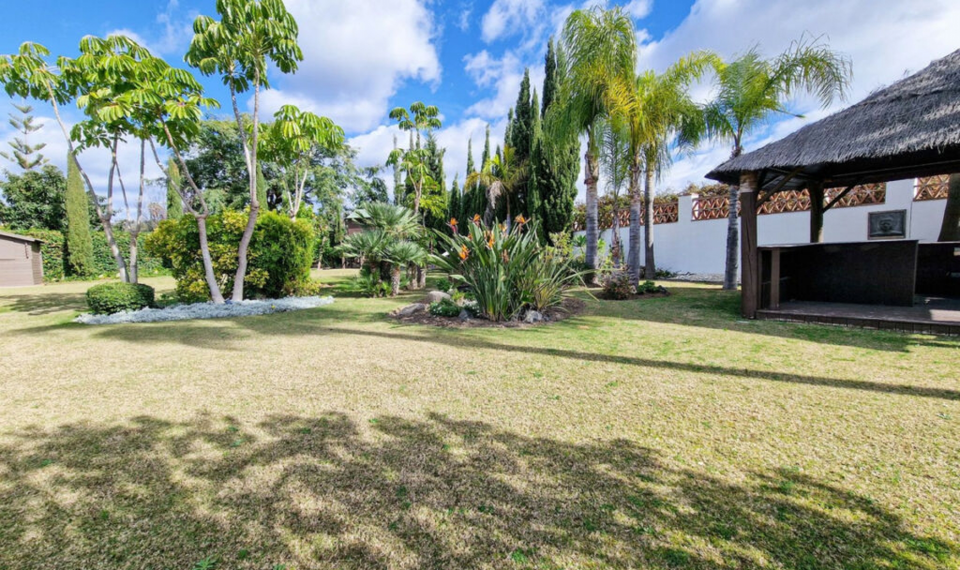 Resale - House -
El Paraiso