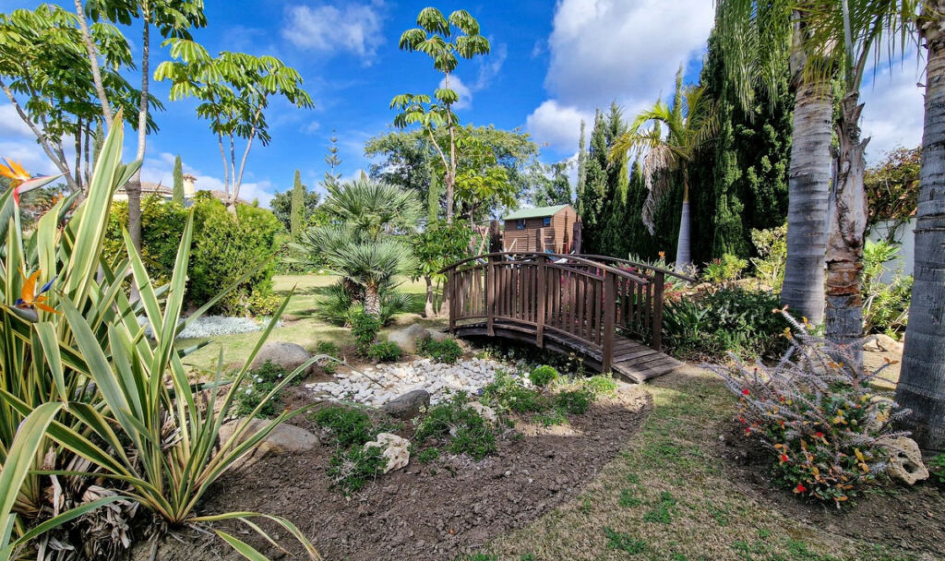 Resale - House -
El Paraiso