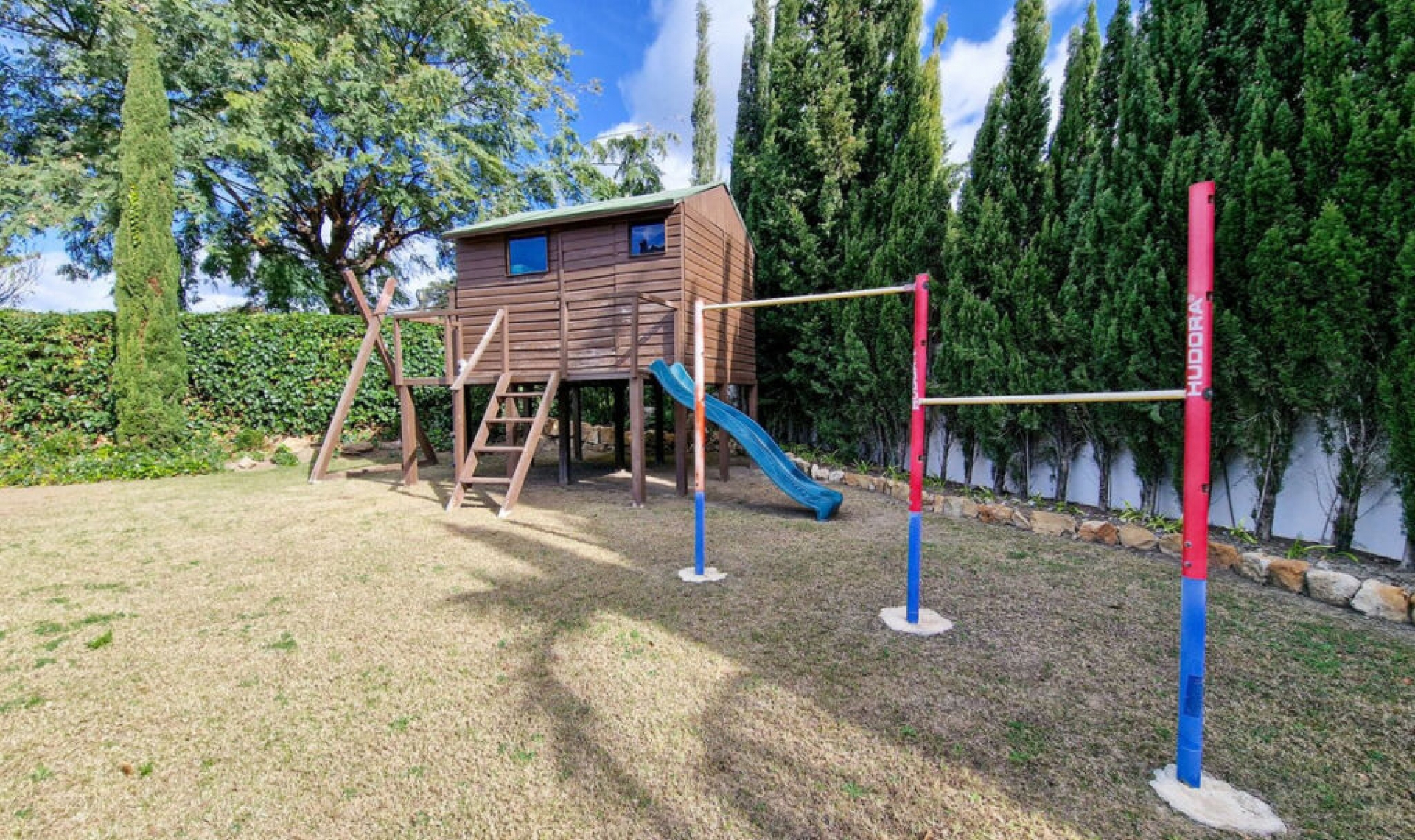 Resale - House -
El Paraiso