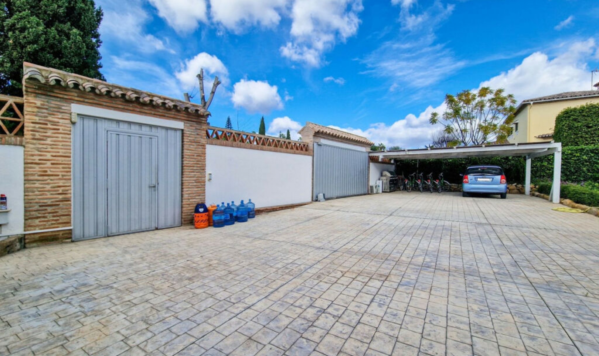 Resale - House -
El Paraiso