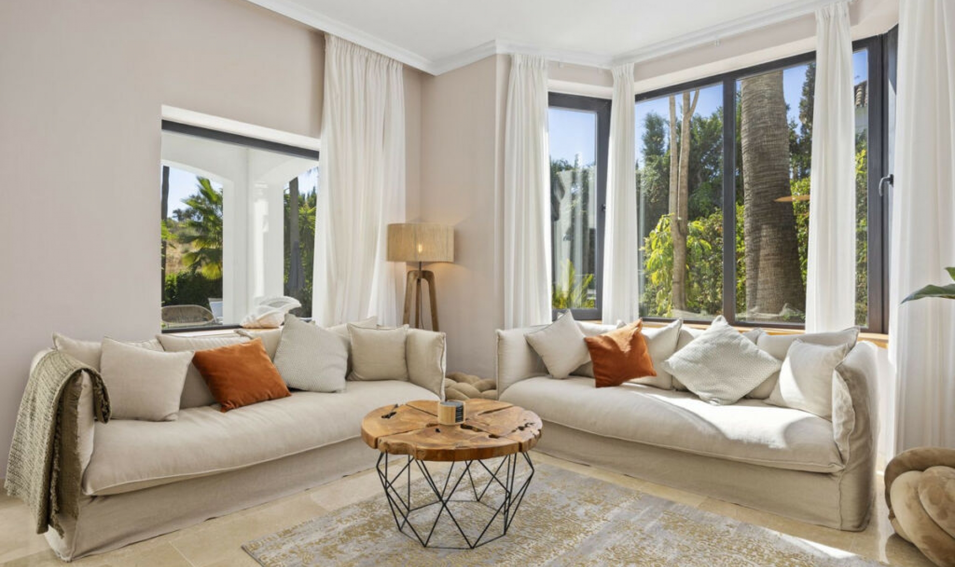 Resale - House -
El Paraiso