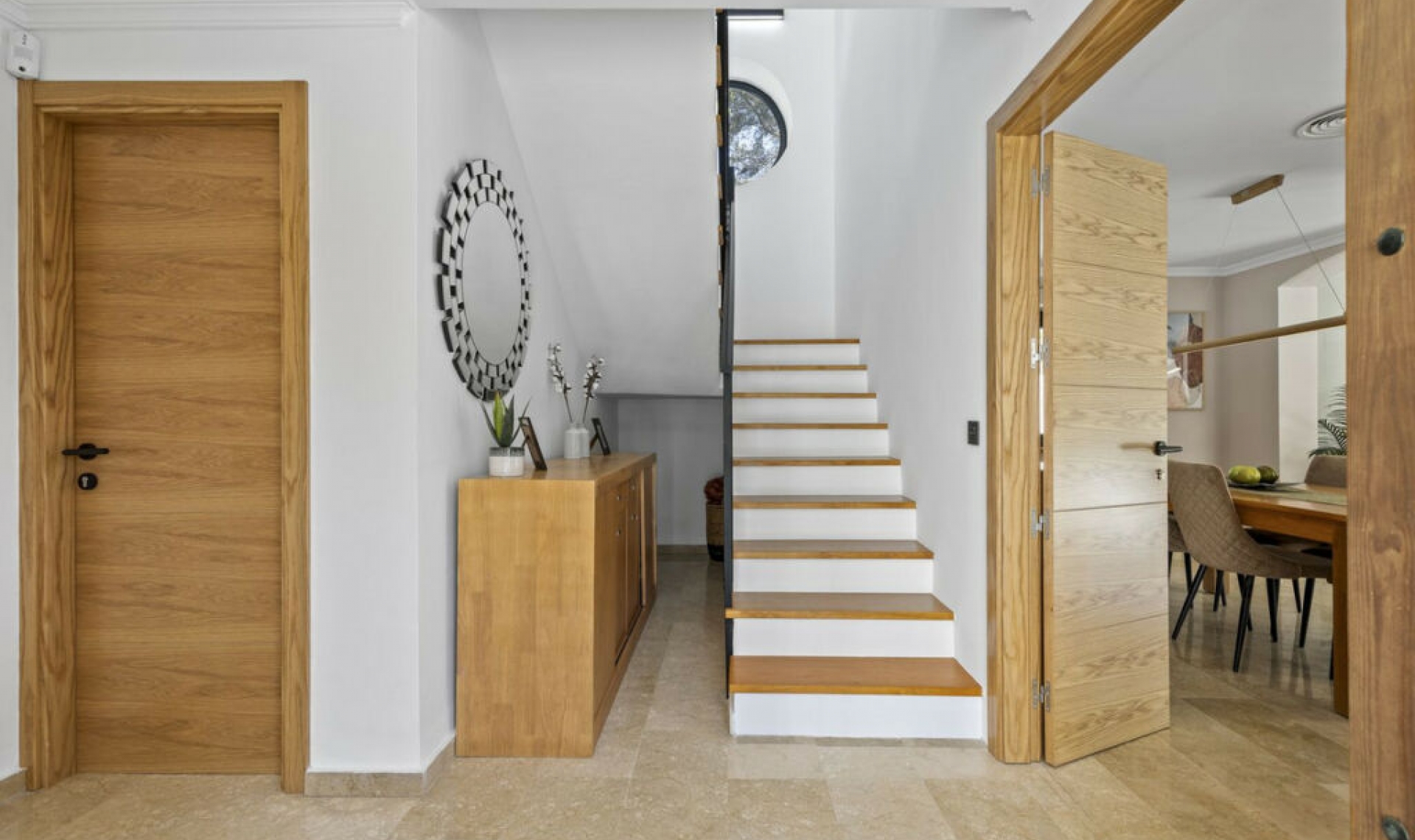 Resale - House -
El Paraiso