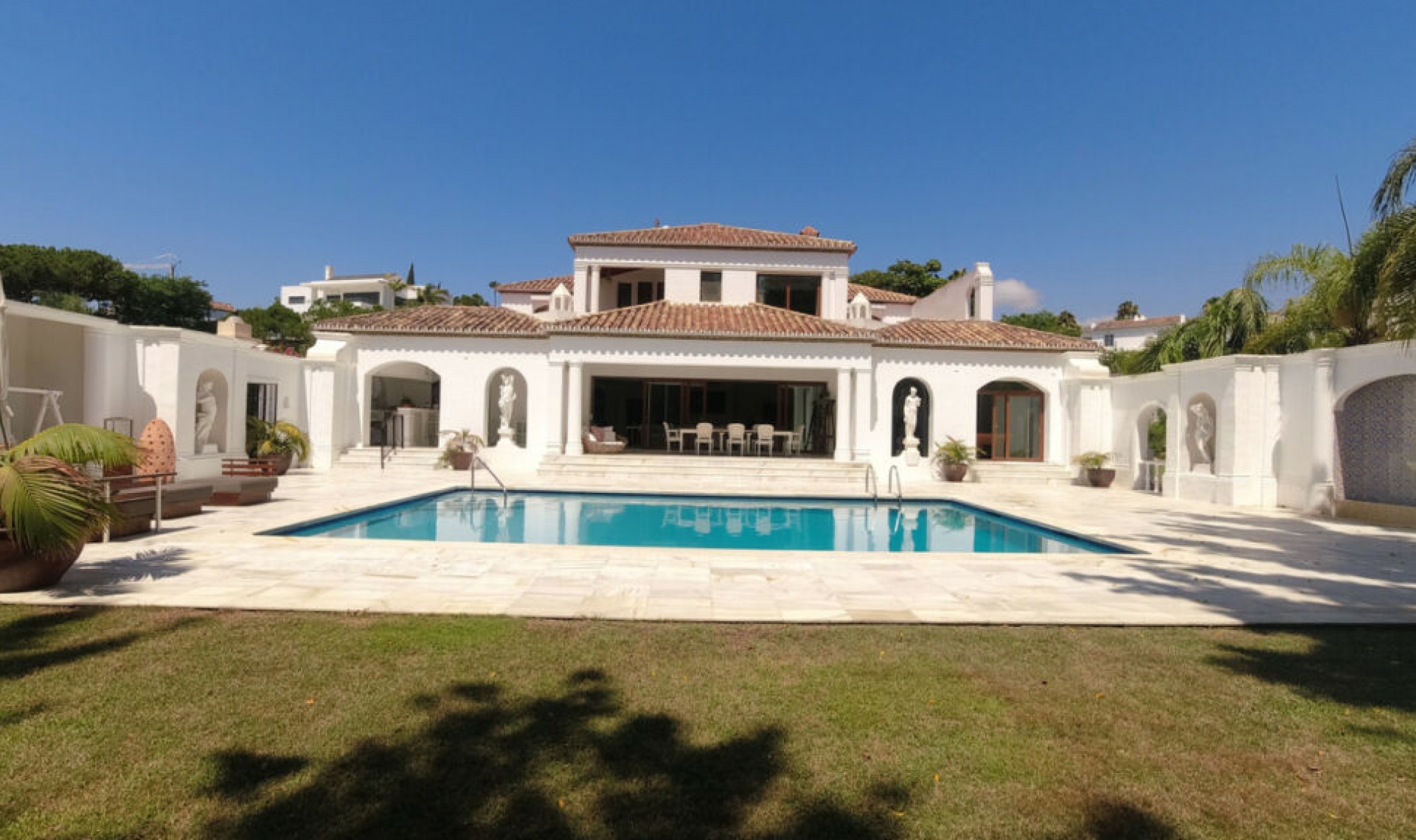 Resale - House -
El Paraiso