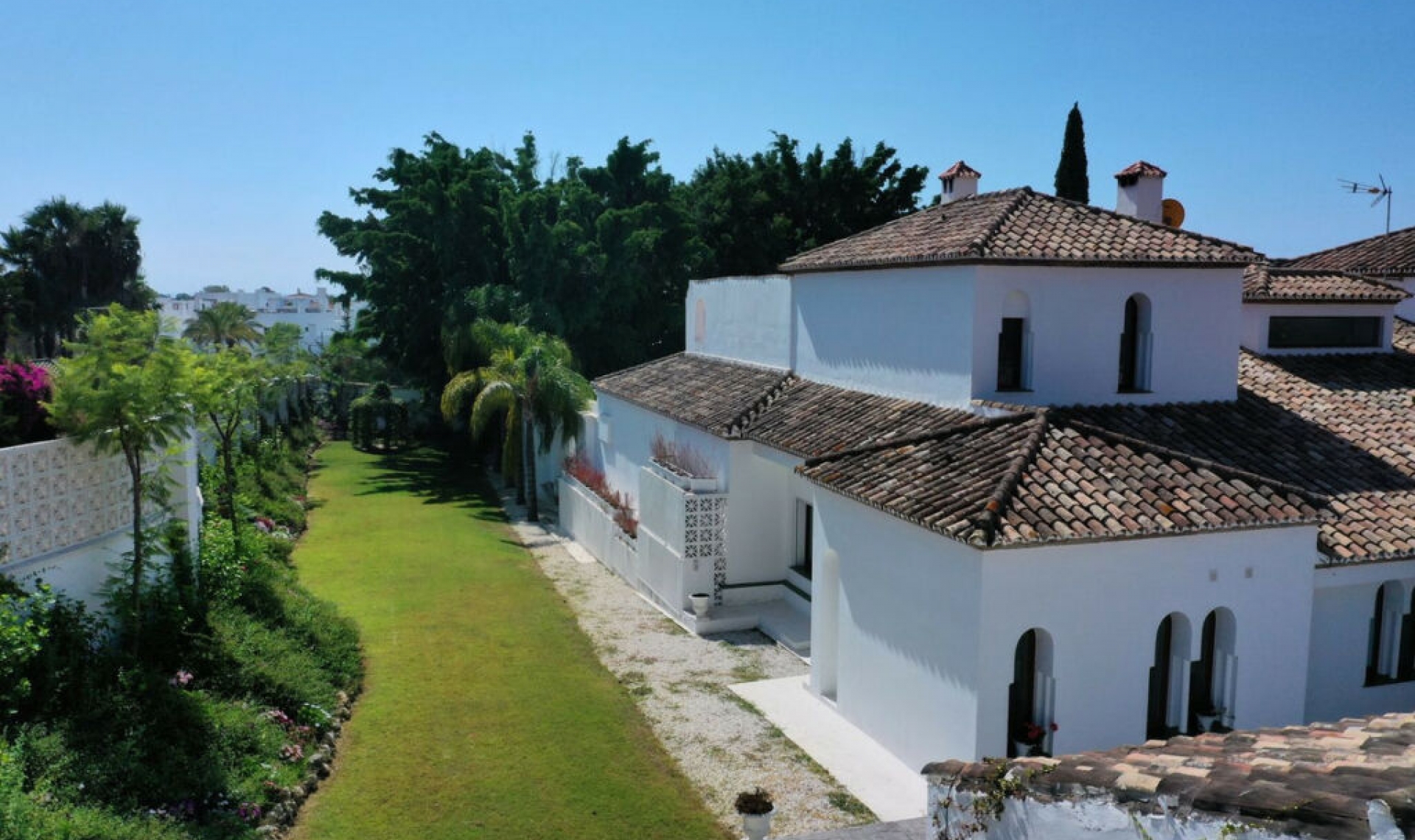 Resale - House -
El Paraiso