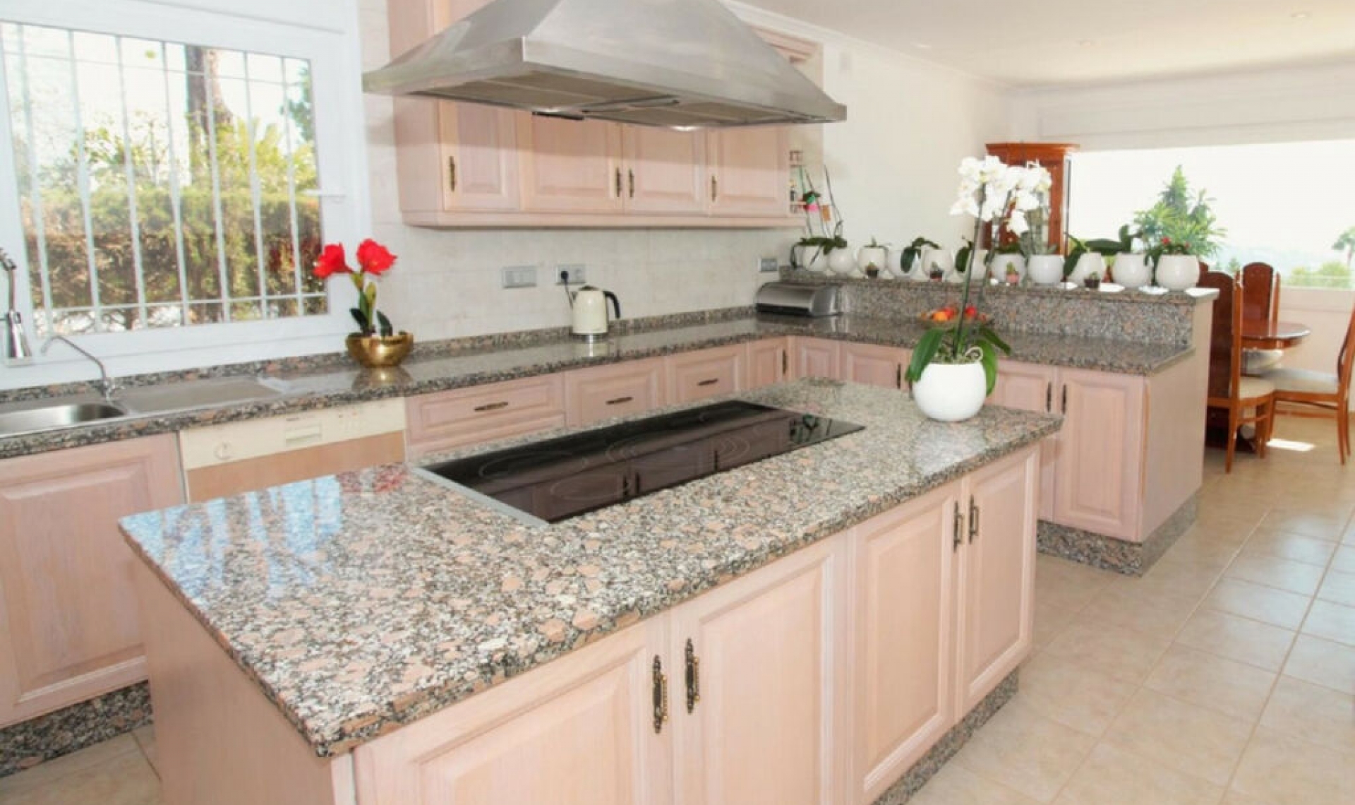 Resale - House -
El Paraiso